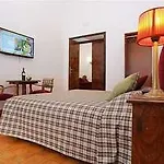 Houspitality Caesar Bed & Breakfast 4*