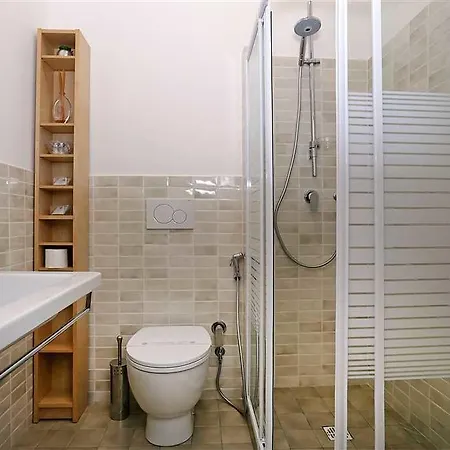 לינה וארוחת בוקר Houspitality Caesar