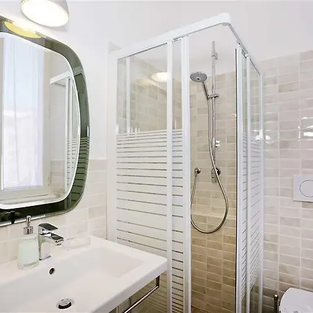 לינה וארוחת בוקר Houspitality Caesar 4*